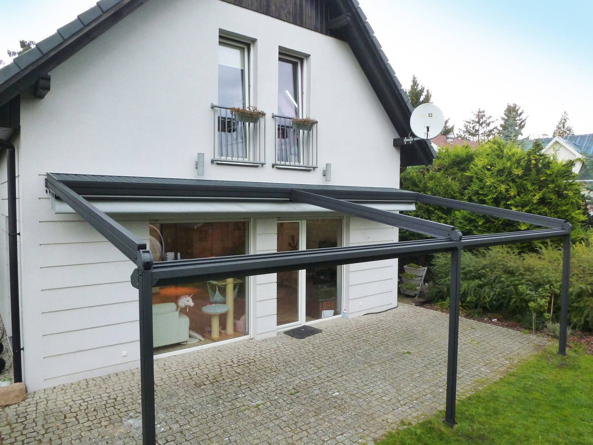 Pergola nad ogródkiem restauracyjnym w Warszawie