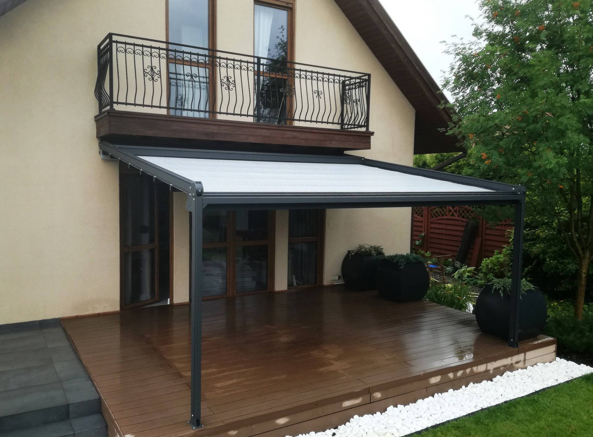 Pergola na tarasie dachowym w Warszawie