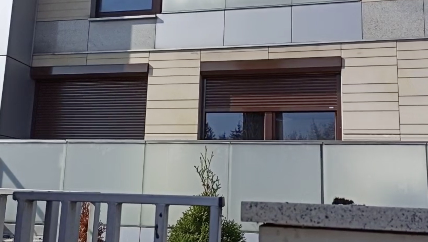 Montaż rolet zewnętrznych elewacyjnych na parterze warszawskiego bloku